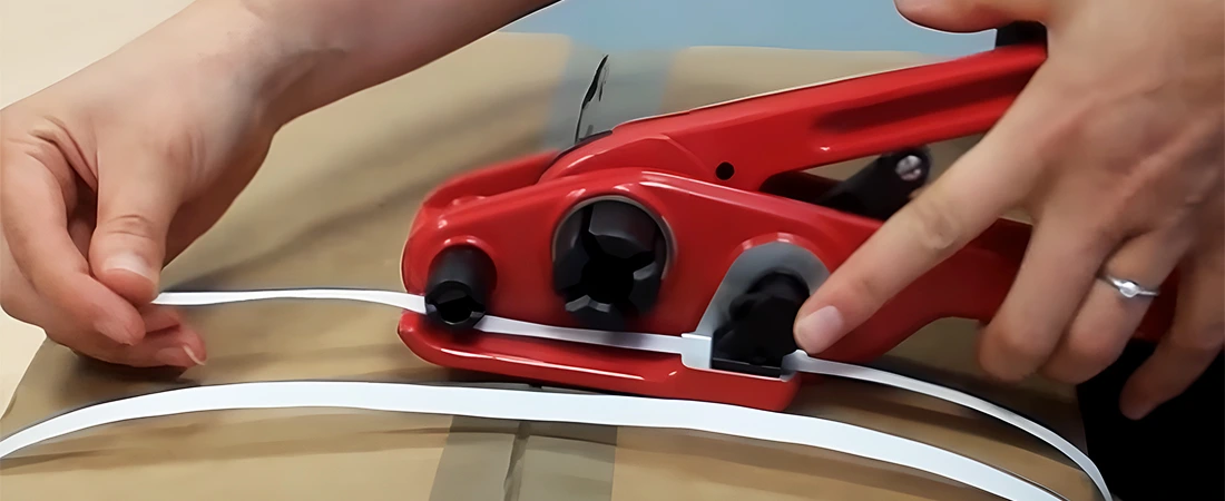 Consejos para Escoger la Mejor Máquina Enzunchadora para tu Empresa 5 Enzunchadora Manual