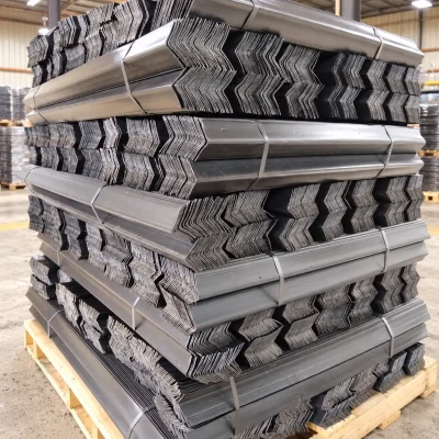 Esquineros plásticos para agroexportación apilados en pallet