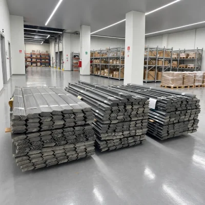 Esquineros plásticos de polipropileno apilados en el almacén de Facainpack SAC
